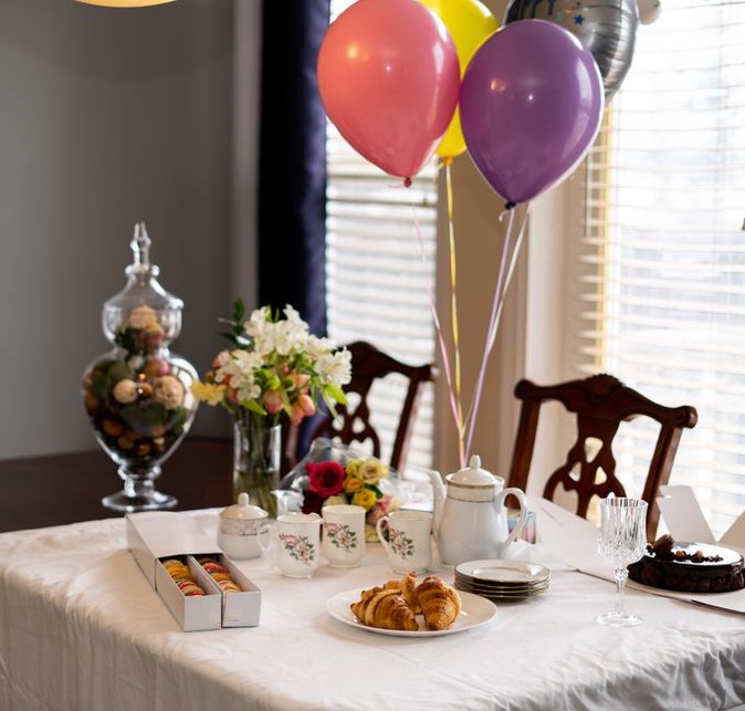 dégustation de thé avec nappe blanche élégante