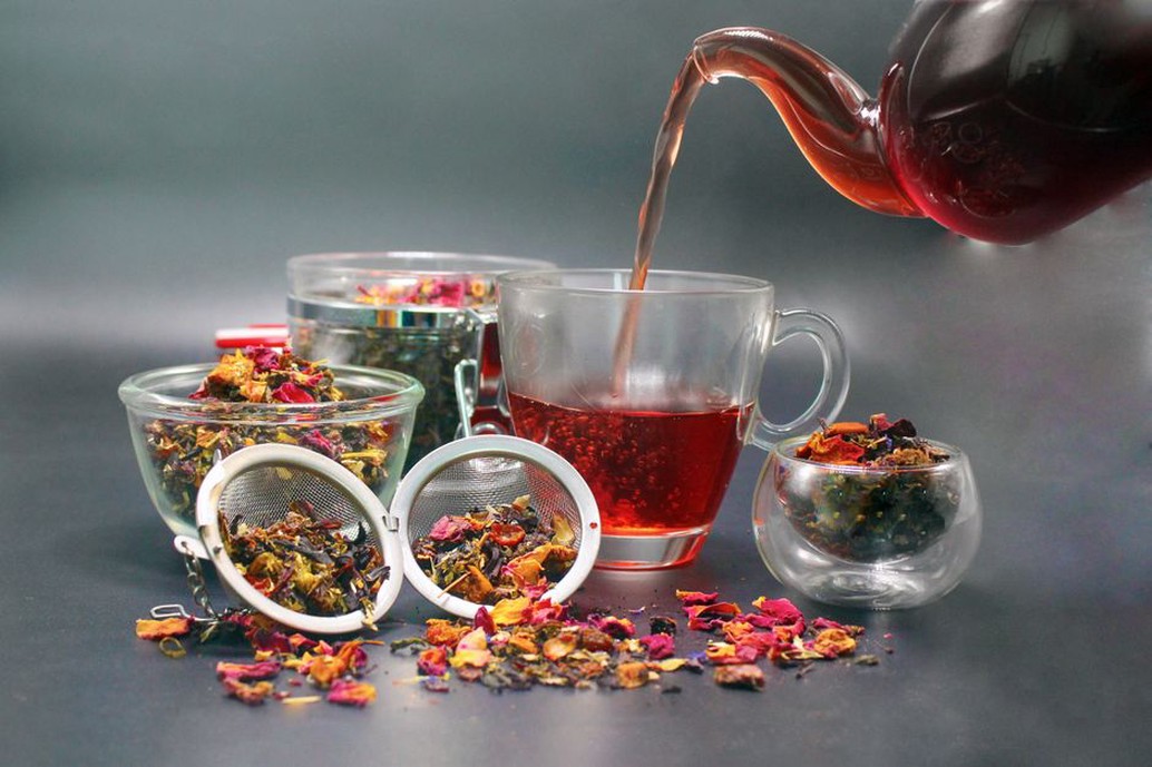 théière en verre avec infusion ambrée de Darjeeling second flush et feuilles déployées