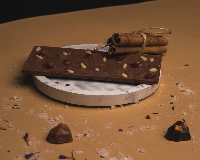 Carrés de chocolat disposés pour une dégustation comparative