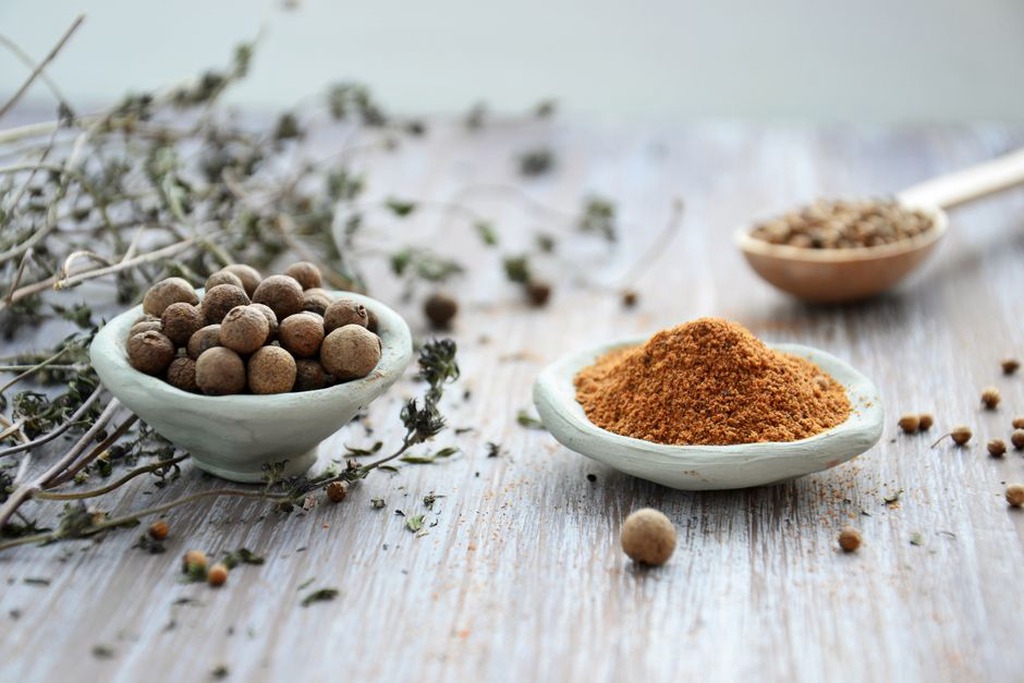 Épices entières présentées dans des coupelles