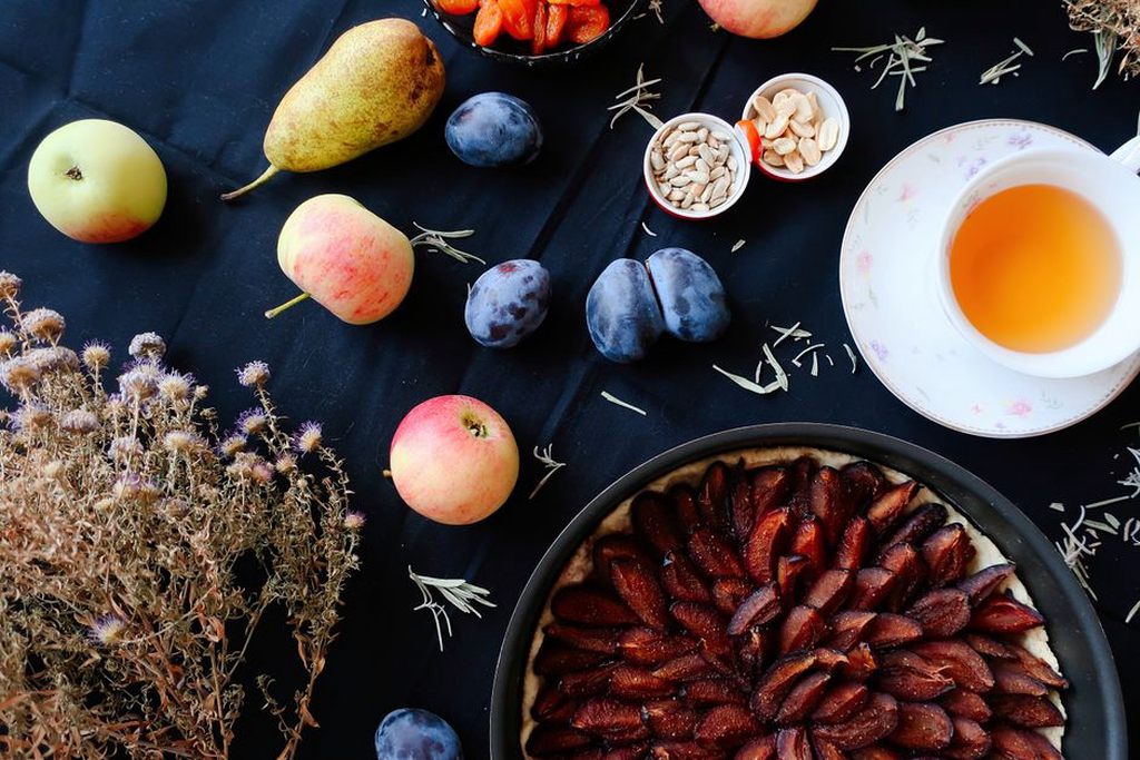 Une tasse de thé accompagne une tarte aux poires