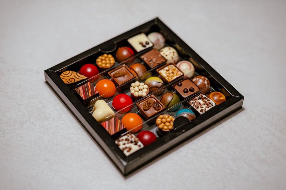 Ganache et praliné visibles dans des bonbons coupés