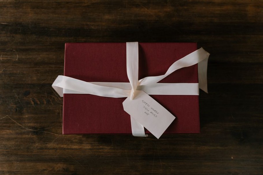 Coffret gourmand avec thé, épices et carte manuscrite