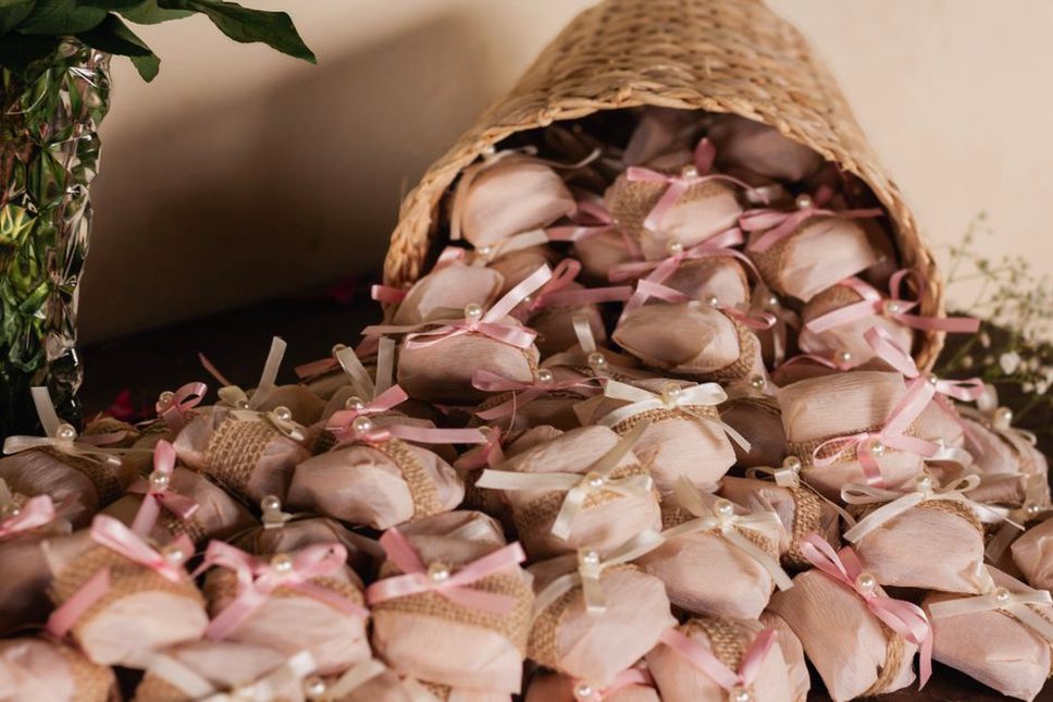 panier cadeau gourmand rempli de produits divers