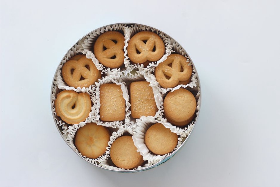 Coffret gourmand associant thé, biscuits et confiture