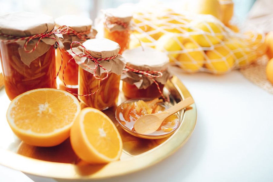 Pots de confiture artisanale sur une table en bois