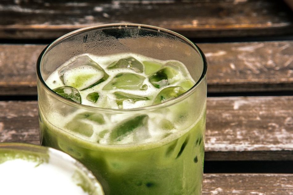 Un latte au matcha servi avec des glaçons
