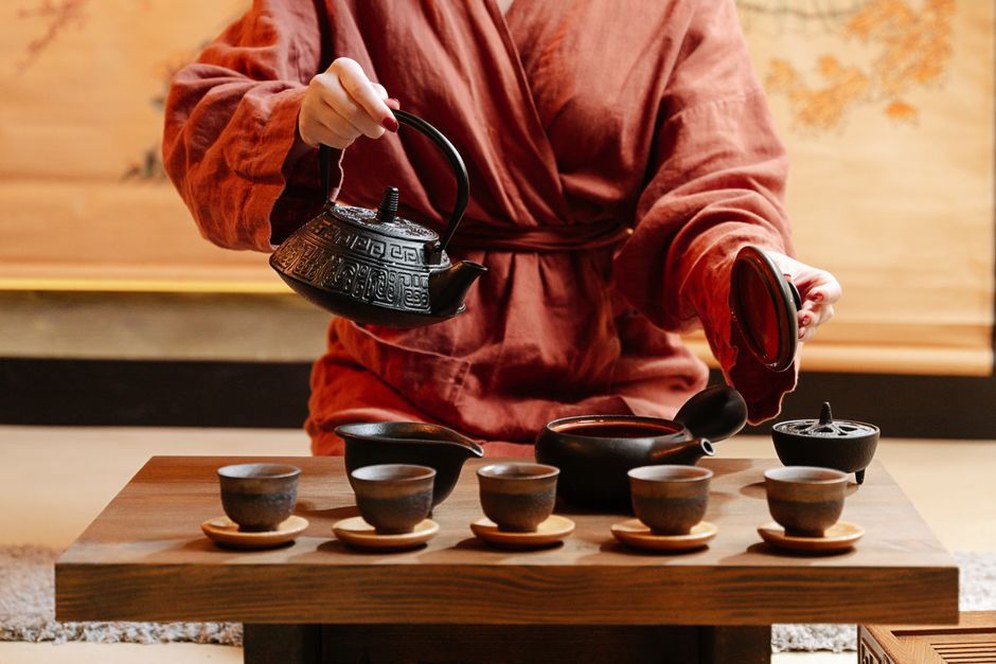 Thé vert japonais servi dans de petites tasses