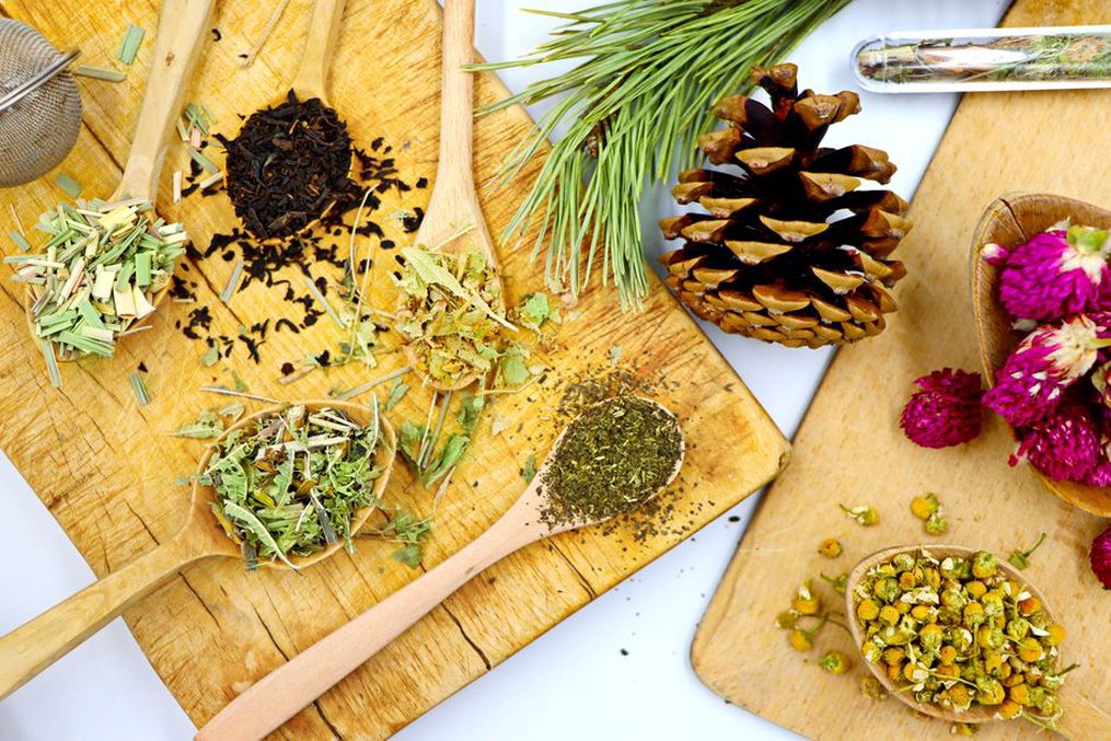 Bocaux d’herbes sèches aux parfums variés
