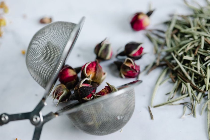 Rooibos infusé à côté d’un filtre à mailles fines