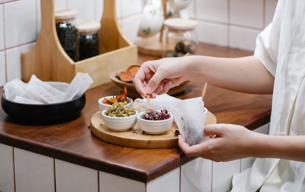 Feuilles de thé et sachets prêts à infuser