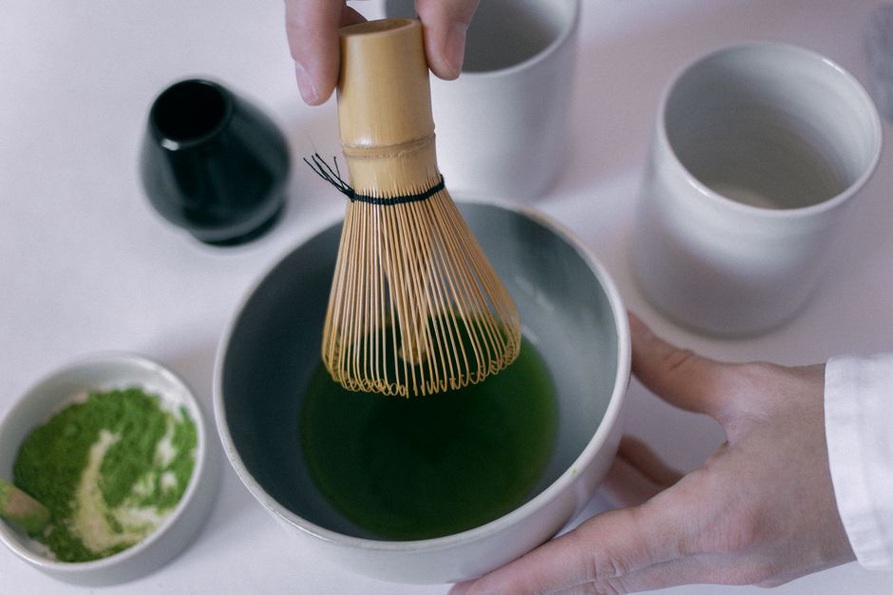 Matcha fouetté dans un bol en céramique