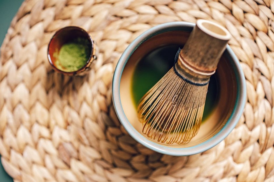 matcha dans un bol avec fouet en bambou