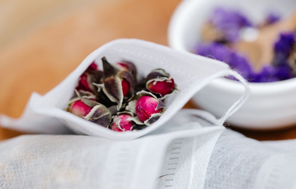 Pétales de rose mêlés aux feuilles de thé noir
