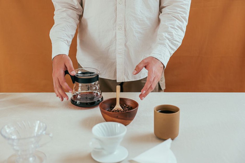 Tasses de dégustation et grains fraîchement moulus