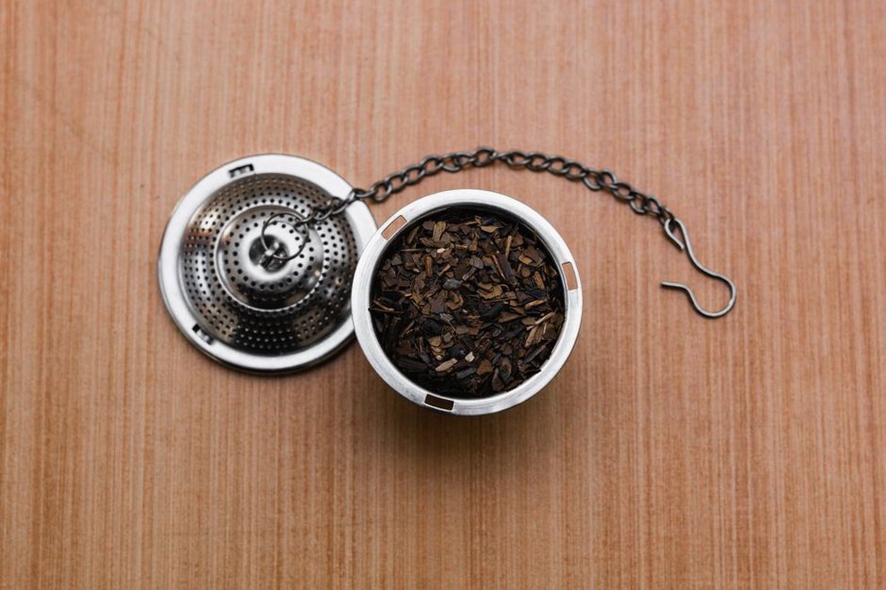 Infuseur large pour préparer un thé en feuilles
