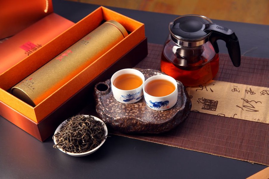 Dégustation de thés variés dans de petites tasses