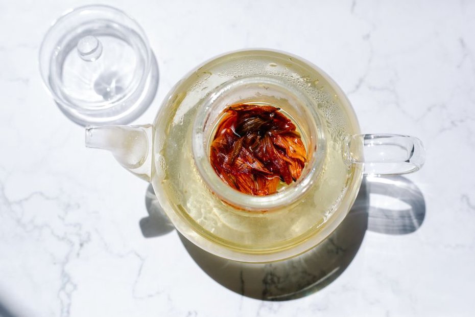 Les bourgeons infusent librement dans une théière en verre