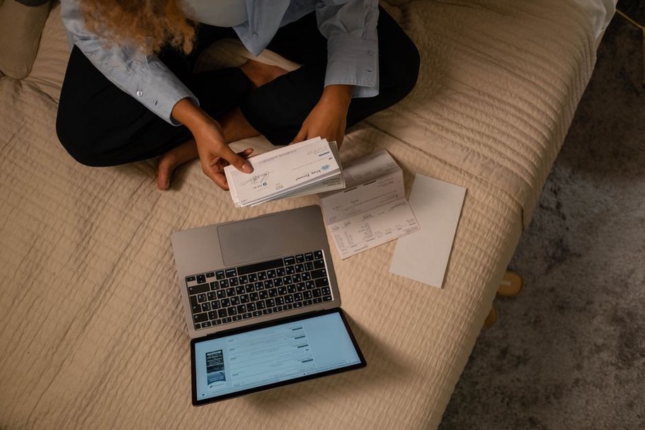 Une personne vérifie son accès sur ordinateur