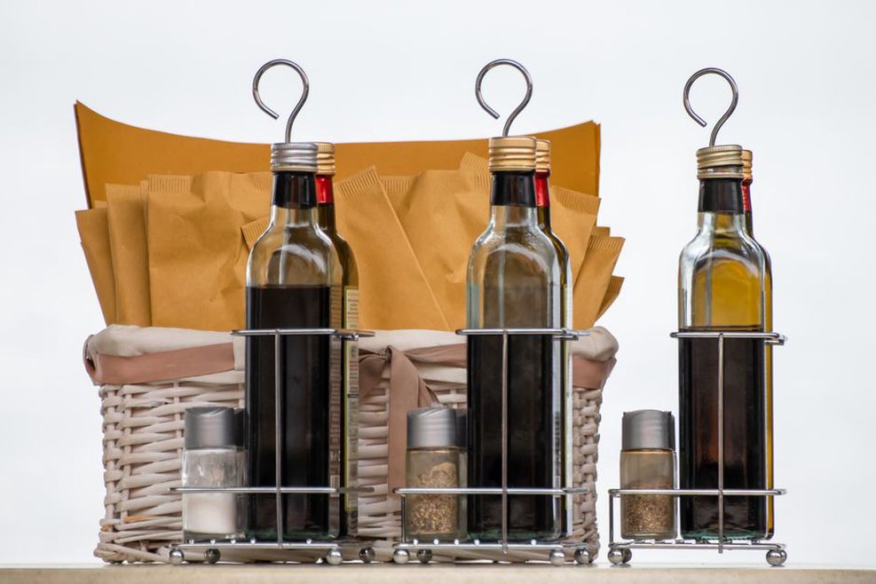 Moutarde, vinaigre et sel prêts à offrir