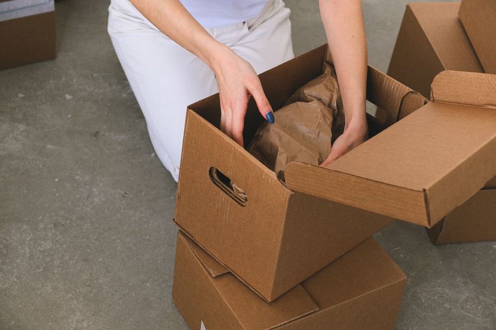 Bocaux protégés dans un colis prêt à être expédié