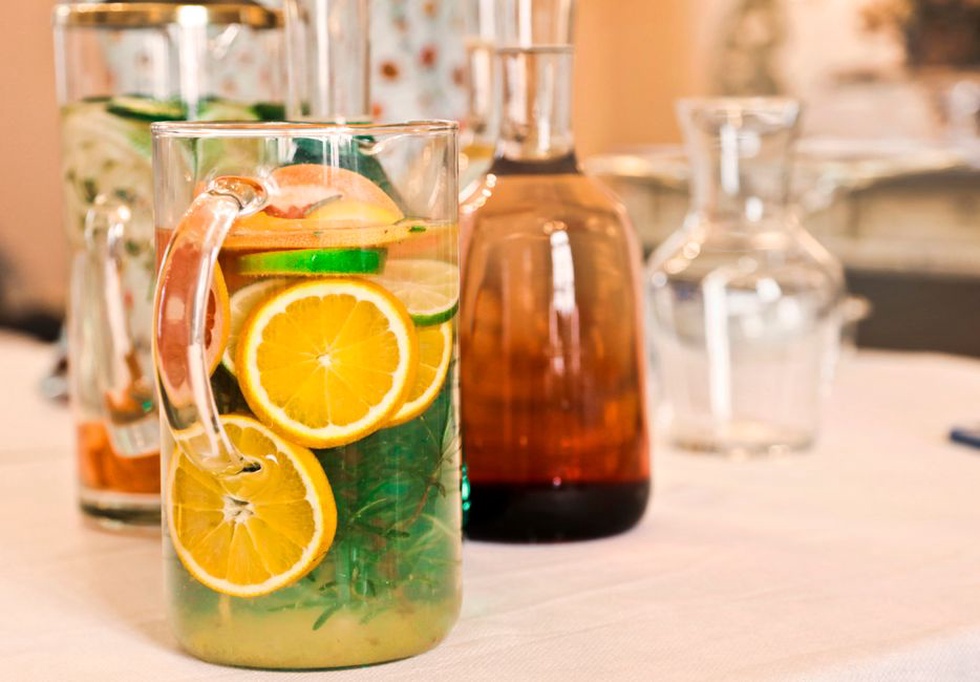 Carafe de fruits et de menthe prête à servir