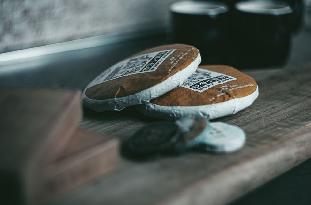 Galettes de Pu-erh et feuilles en vrac