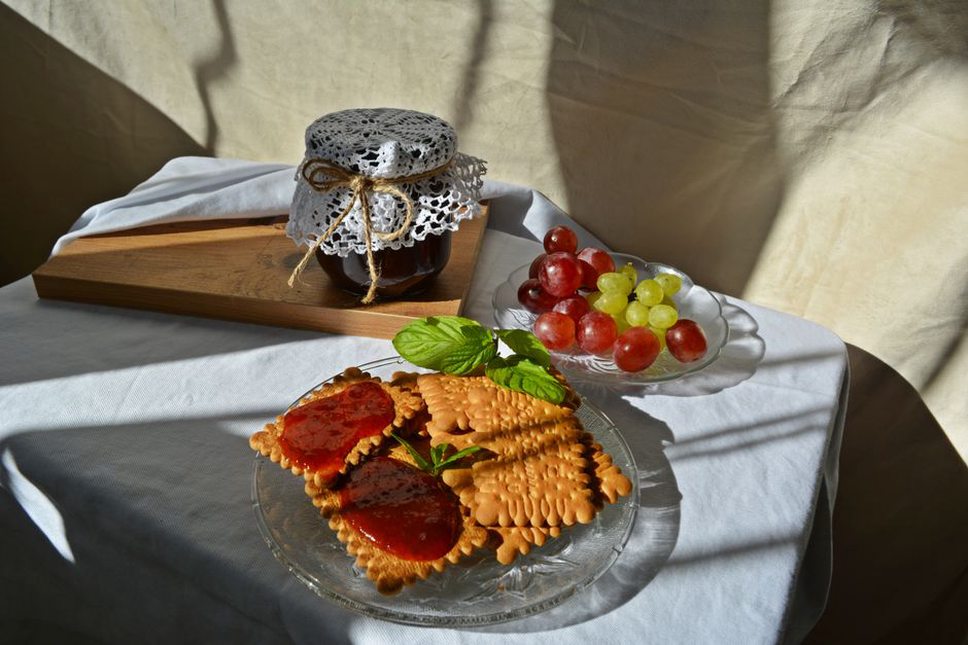 Biscuits et conserves réunis dans un coffret gourmand