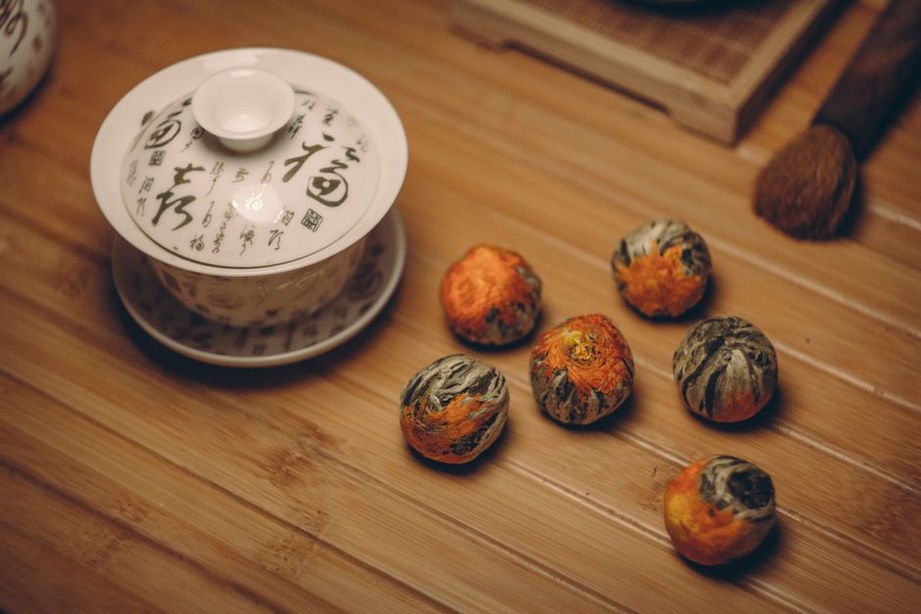 Un gaiwan et de petites tasses pour plusieurs infusions