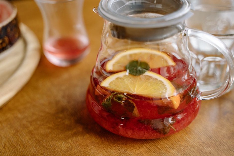Carafe d’infusion à l’hibiscus servie fraîche