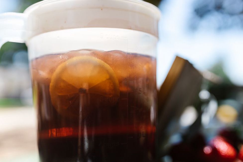 Carafe de thé glacé et verres prêts à servir
