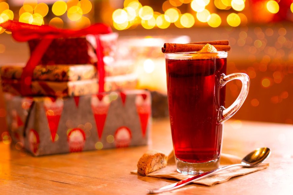 Thé, biscuits et confiture réunis dans un coffret