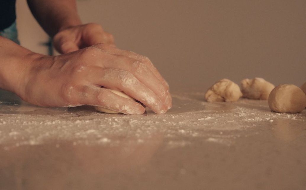 Une pâte souple pétrie sur un plan fariné