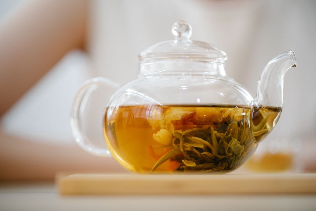 Une tasse couverte pendant l’infusion des plantes