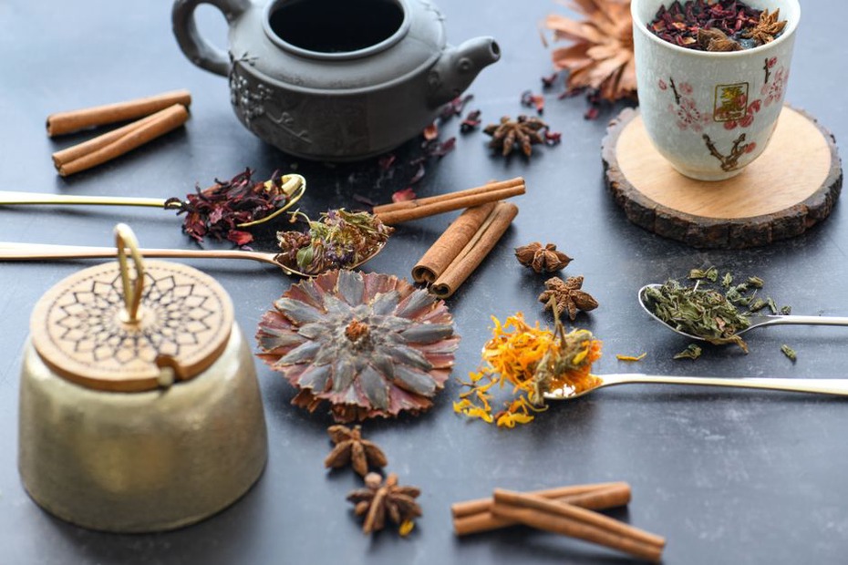 Thé noir en vrac entouré de cardamome et de cannelle