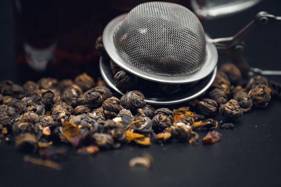 Un filtre de plantes posé près d’une tasse fumante