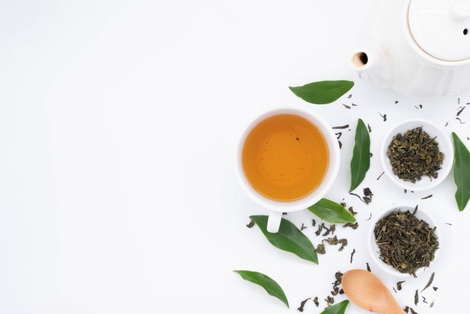 Feuilles de thé noir et tasse ambrée