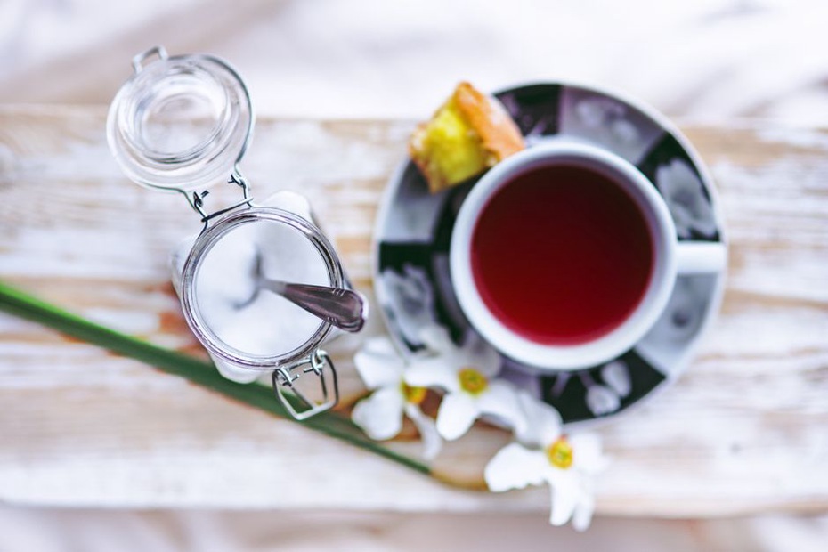 Plusieurs tasses de thé autour d’un goûter simple