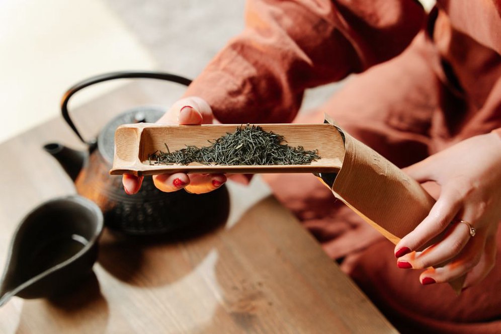 Thé en vrac conditionné dans un sachet et une boîte métallique
