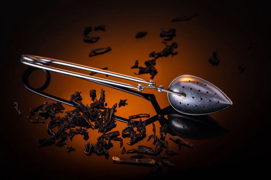 Feuilles en infusion près d’une bouilloire