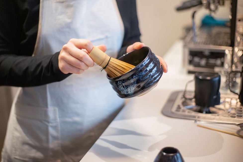 Bol, fouet et passoire prêts pour le matcha
