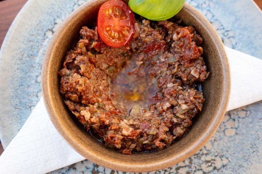 Tapenade et biscuits salés prêts pour l’apéritif