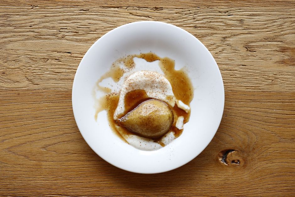 Poires pochées accompagnées d’une sauce au chocolat