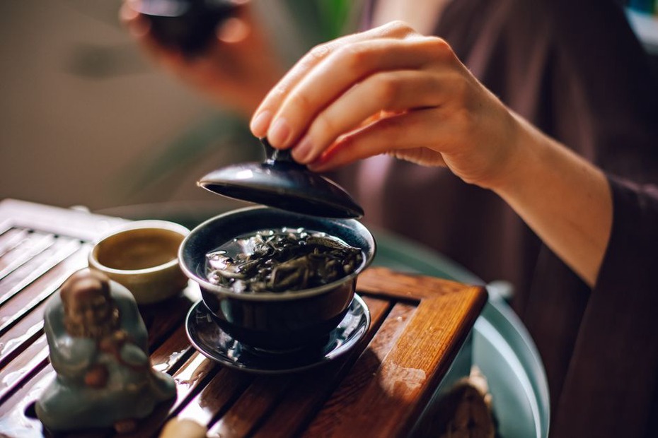 Feuilles de thé ouvertes dans un gaiwan