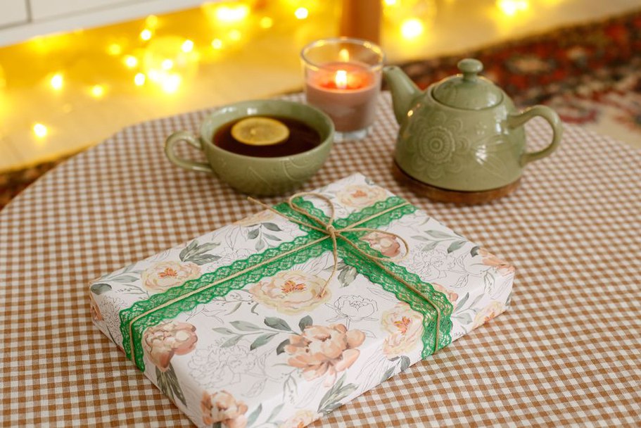 Bougie en pot à côté d’un coffret de thé