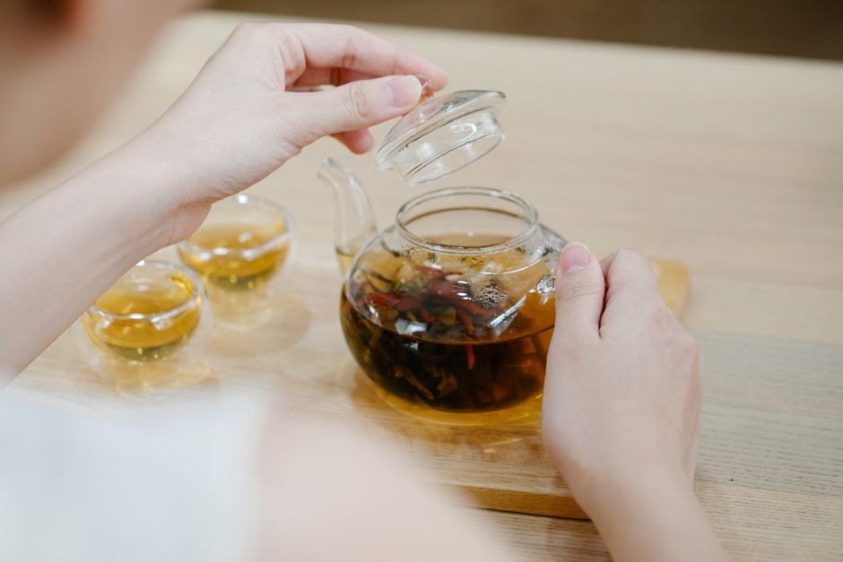 Infusion de thé épicé dans une théière en verre