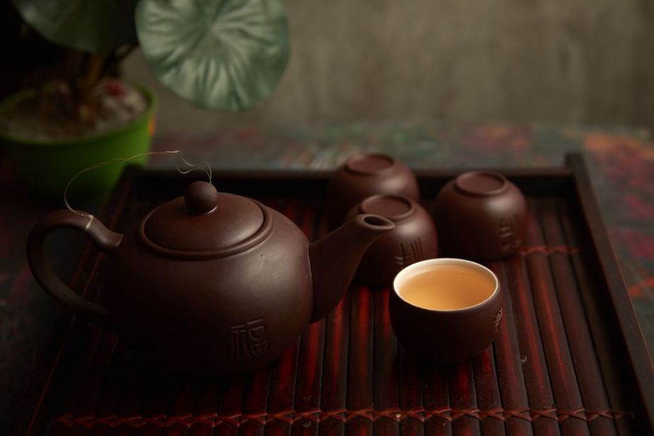 Feuilles d’oolong étalées pour le flétrissage