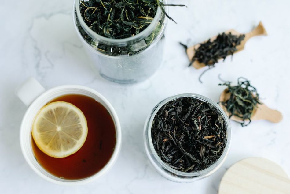 Une infusion claire préparée avec des feuilles en vrac