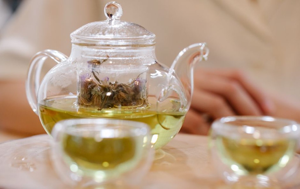 Feuilles de thé dans une petite théière