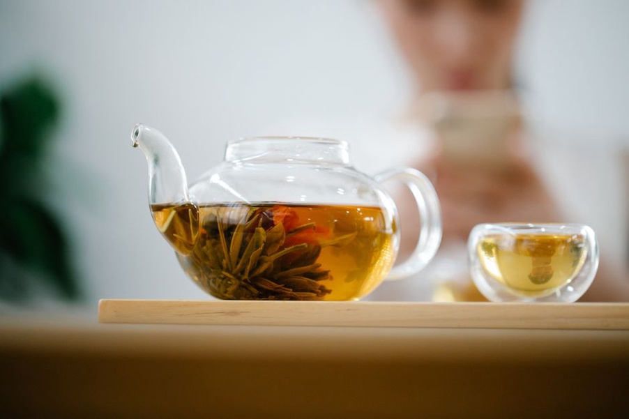 Des feuilles se déploient dans la théière